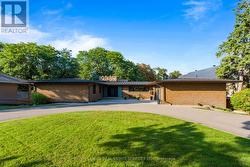 23 LORRAINE GARDENS Toronto, ON M9B 4Z5