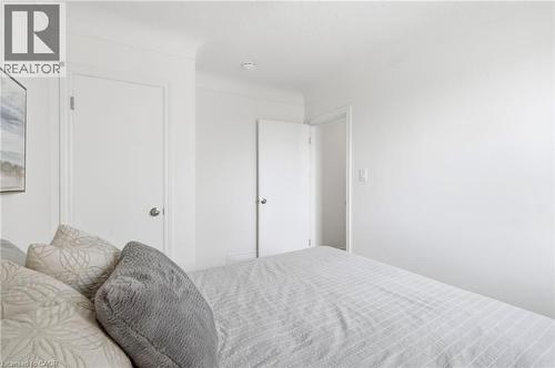 87 Radford Street, Hamilton, ON - Indoor Photo Showing Bedroom