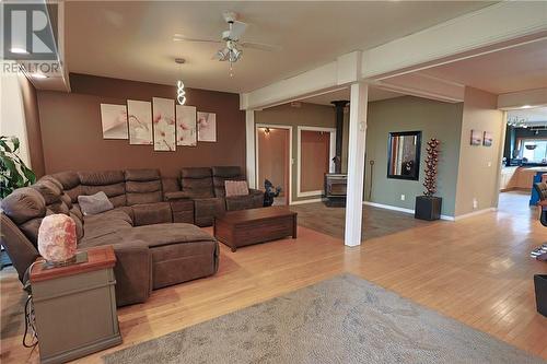 42 Elk'S Club Road, Onaping, ON - Indoor Photo Showing Living Room
