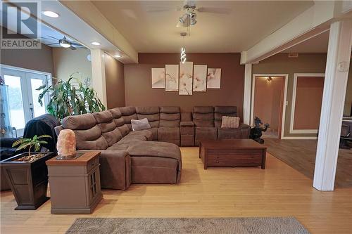 42 Elk'S Club Road, Onaping, ON - Indoor Photo Showing Living Room