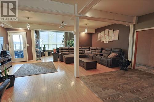 42 Elk'S Club Road, Onaping, ON - Indoor Photo Showing Living Room