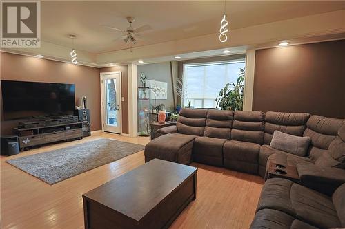 42 Elk'S Club Road, Onaping, ON - Indoor Photo Showing Living Room