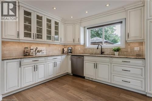 2124 Sandringham Drive, Burlington, ON - Indoor Photo Showing Kitchen With Upgraded Kitchen