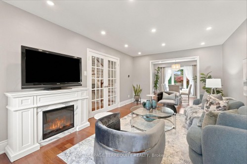 2656 Spruce Needle Drive, Mississauga, ON - Indoor Photo Showing Living Room With Fireplace