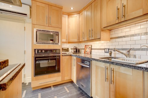 Kitchen - 16-376 Av. Redfern, Westmount, QC - Indoor Photo Showing Kitchen With Double Sink