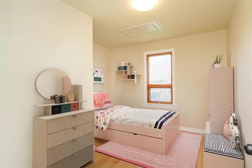591 Church Ave, Winnipeg, MB - Indoor Photo Showing Bedroom