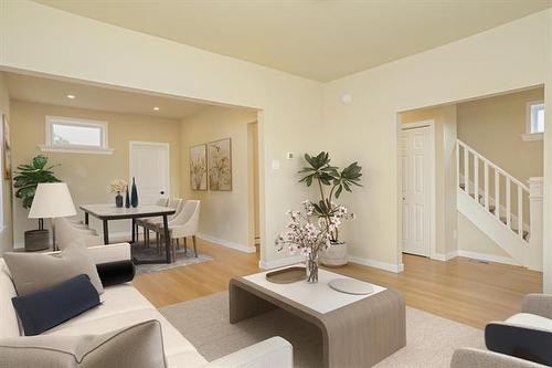 591 Church Ave, Winnipeg, MB - Indoor Photo Showing Living Room