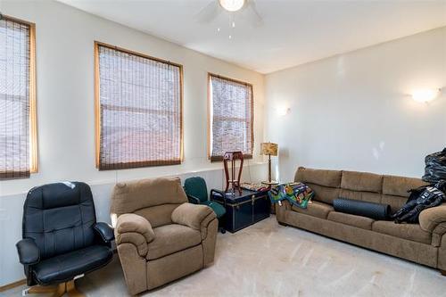11 Brunet Prom, Winnipeg, MB - Indoor Photo Showing Living Room