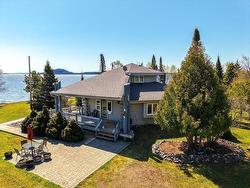 106 Island Avenue  Neebing, ON P7L 0C1