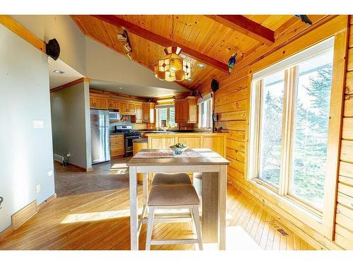 106 Island Avenue, Neebing, ON - Indoor Photo Showing Dining Room