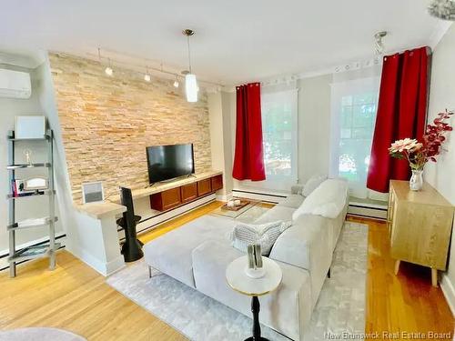 102-104 Lansdowne Ave, Saint John, NB - Indoor Photo Showing Living Room