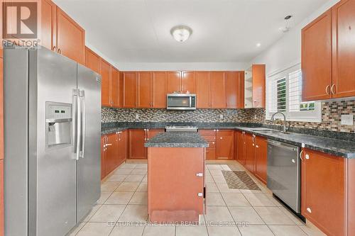 38 Eiffel Boulevard, Brampton, ON - Indoor Photo Showing Kitchen