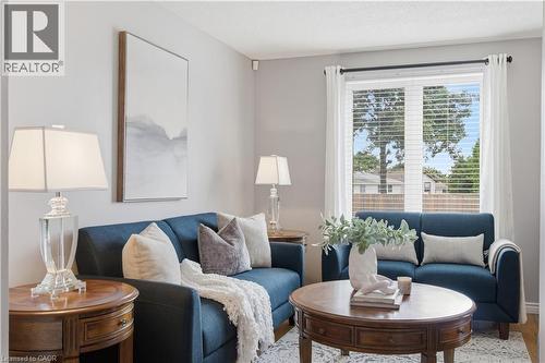 10 Macatee Place, Cambridge, ON - Indoor Photo Showing Living Room