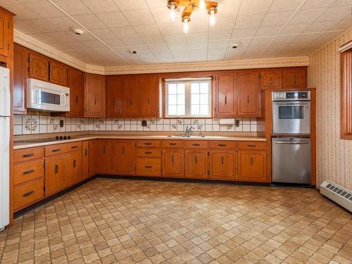 948 Highway 335, West Pubnico, NS - Indoor Photo Showing Kitchen With Double Sink