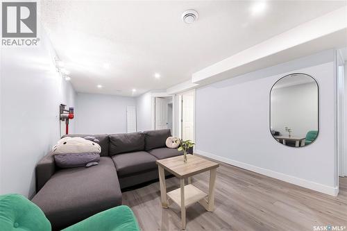 902 Steeves Avenue, Saskatoon, SK - Indoor Photo Showing Living Room