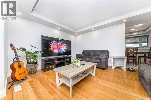 902 Steeves Avenue, Saskatoon, SK - Indoor Photo Showing Living Room