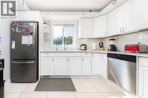 902 Steeves Avenue, Saskatoon, SK - Indoor Photo Showing Kitchen With Stainless Steel Kitchen