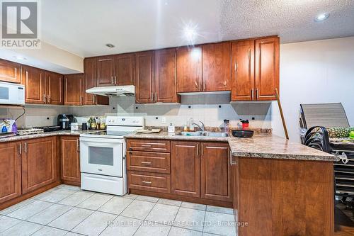 29 Gower Crescent, Brampton, ON - Indoor Photo Showing Kitchen With Double Sink