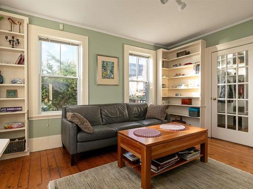 33 Cuisack Street, Dartmouth, NS - Indoor Photo Showing Living Room