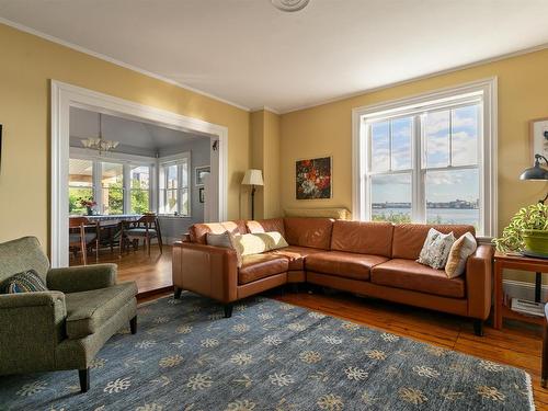 33 Cuisack Street, Dartmouth, NS - Indoor Photo Showing Living Room