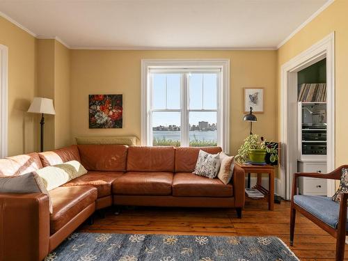 33 Cuisack Street, Dartmouth, NS - Indoor Photo Showing Living Room