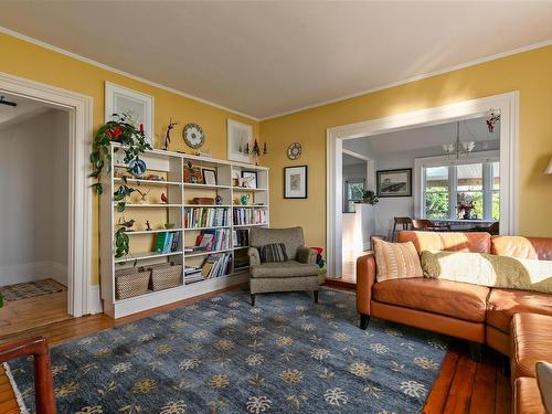 33 Cuisack Street, Dartmouth, NS - Indoor Photo Showing Living Room