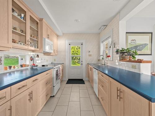33 Cuisack Street, Dartmouth, NS - Indoor Photo Showing Kitchen