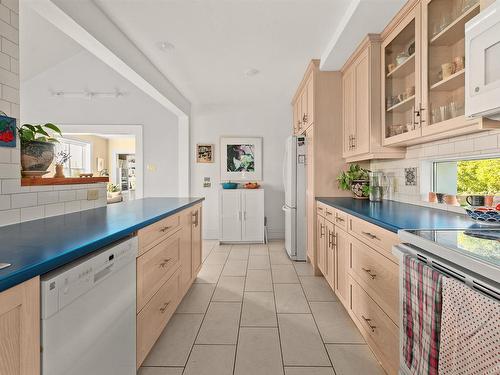 33 Cuisack Street, Dartmouth, NS - Indoor Photo Showing Kitchen