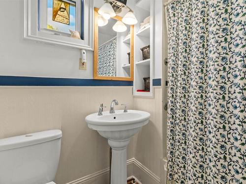33 Cuisack Street, Dartmouth, NS - Indoor Photo Showing Bathroom
