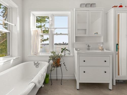 33 Cuisack Street, Dartmouth, NS - Indoor Photo Showing Bathroom