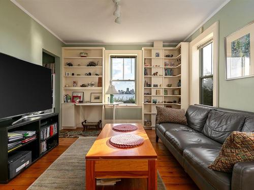33 Cuisack Street, Dartmouth, NS - Indoor Photo Showing Living Room