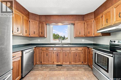 541 Guelph Crescent, Saskatoon, SK - Indoor Photo Showing Kitchen With Double Sink
