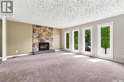 541 Guelph Crescent, Saskatoon, SK - Indoor Photo Showing Living Room With Fireplace
