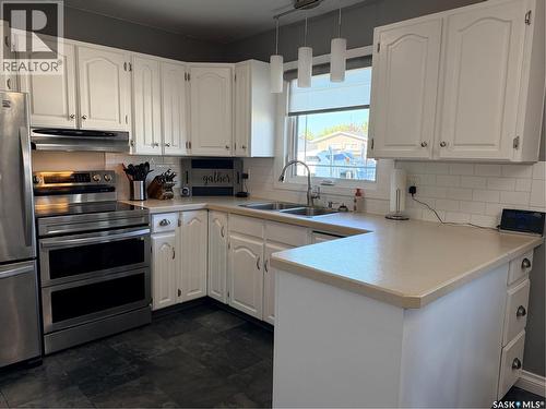 481 Willow Bay, Estevan, SK - Indoor Photo Showing Kitchen With Double Sink