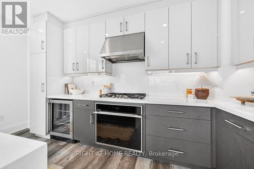 2002 - 2007 James Street, Burlington, ON - Indoor Photo Showing Kitchen With Upgraded Kitchen