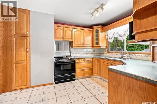 219 Cambridge Avenue, Regina, SK - Indoor Photo Showing Kitchen With Double Sink