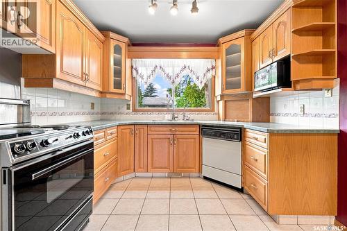 219 Cambridge Avenue, Regina, SK - Indoor Photo Showing Kitchen