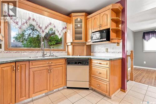 219 Cambridge Avenue, Regina, SK - Indoor Photo Showing Kitchen