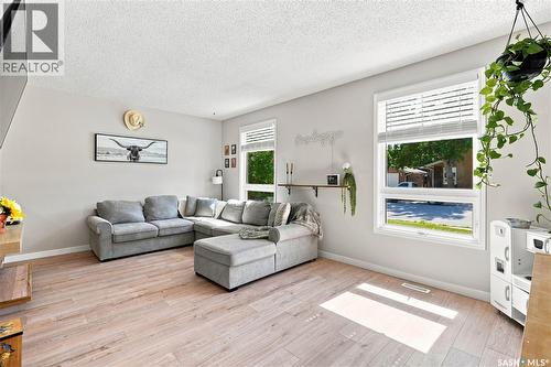 94 Dale Crescent, Regina, SK - Indoor Photo Showing Living Room