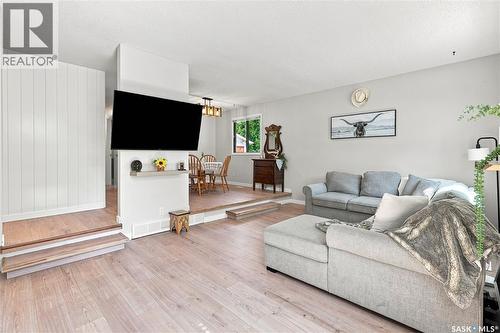 94 Dale Crescent, Regina, SK - Indoor Photo Showing Living Room