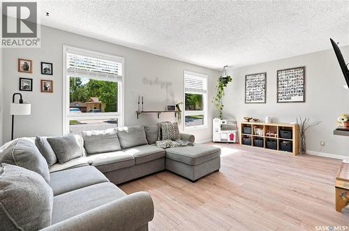 94 Dale Crescent, Regina, SK - Indoor Photo Showing Living Room