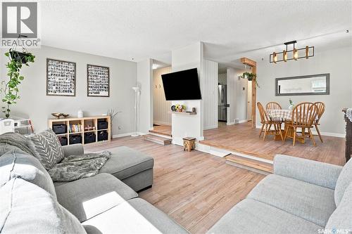 94 Dale Crescent, Regina, SK - Indoor Photo Showing Living Room