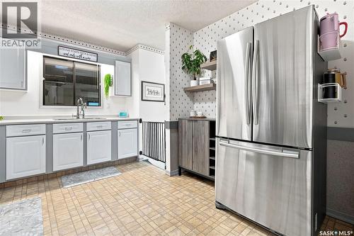 94 Dale Crescent, Regina, SK - Indoor Photo Showing Kitchen With Stainless Steel Kitchen
