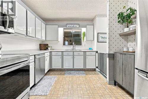 94 Dale Crescent, Regina, SK - Indoor Photo Showing Kitchen With Stainless Steel Kitchen