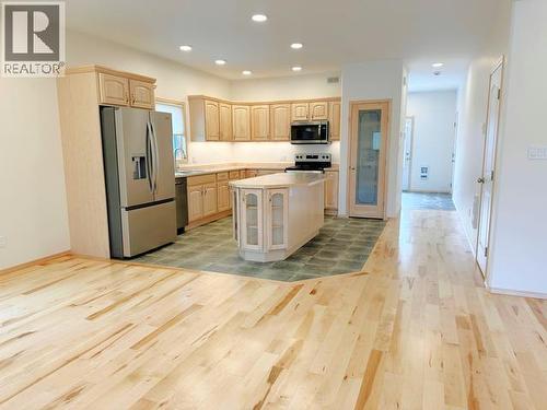 20 Quick Street, Whitehorse, YT - Indoor Photo Showing Kitchen