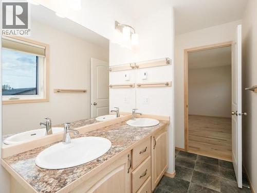 20 Quick Street, Whitehorse, YT - Indoor Photo Showing Bathroom