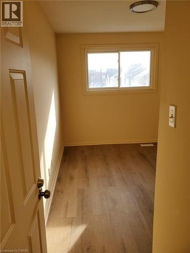 225 SHAKESPEARE Drive Unit# 9 , Waterloo, Ontario N2L 2T5 4