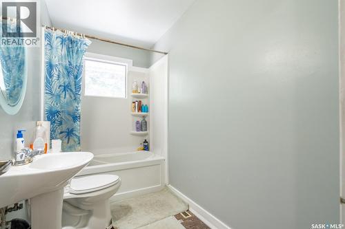 60 Dunning Crescent, Regina, SK - Indoor Photo Showing Bathroom