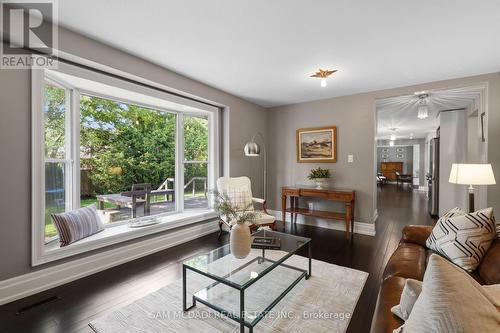 1449 Truscott Drive, Mississauga, ON - Indoor Photo Showing Living Room