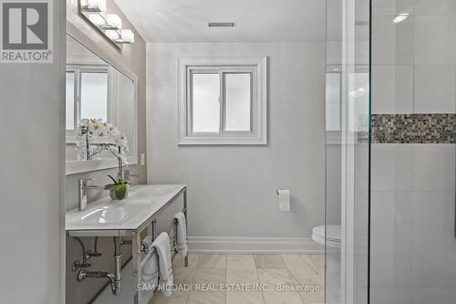 1449 Truscott Drive, Mississauga, ON - Indoor Photo Showing Bathroom